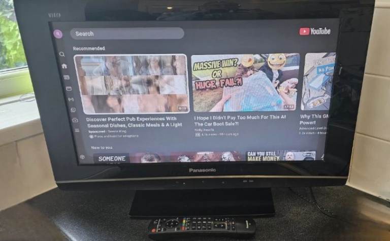 Panasonic Viera 26 inch LCD Widescreen TV, HD Ready with Freeview, Remote & Stand
