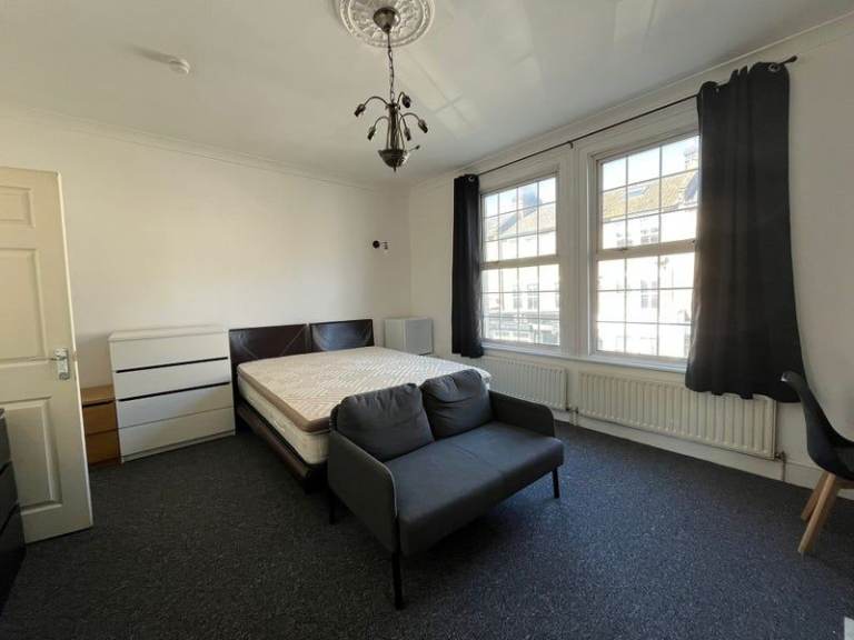 🏠 Double Rooms | Newly Refurbished | 3 Rooms Available