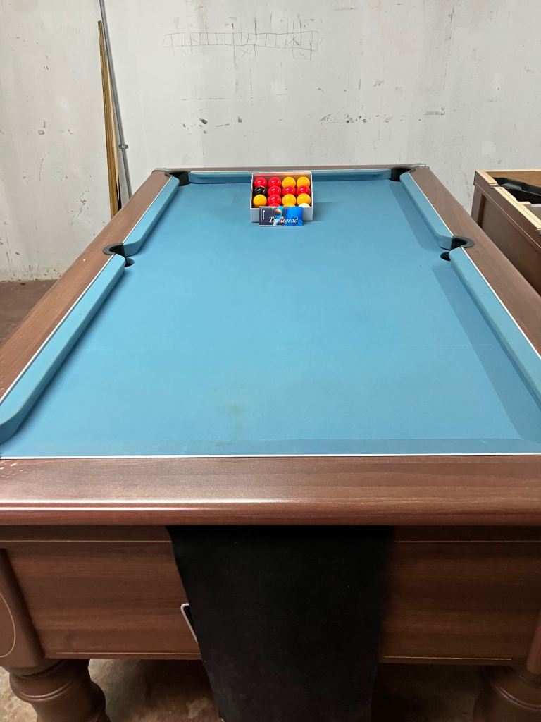 Supreme coin op Prince pool table 