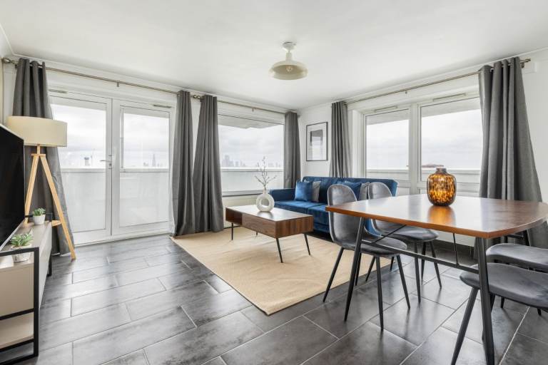 🌇 High-Floor 2-Bed w/ Terrace | Long-term | Company Lets Welcome – Canary Wharf E14