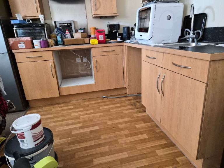 Full Set of Wooden Kitchen Units and Worktops – Good Condition