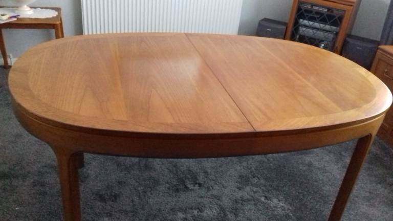 Extendable dining table
