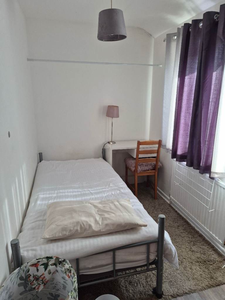 RENT A ROOM IN SHARED HOUSE