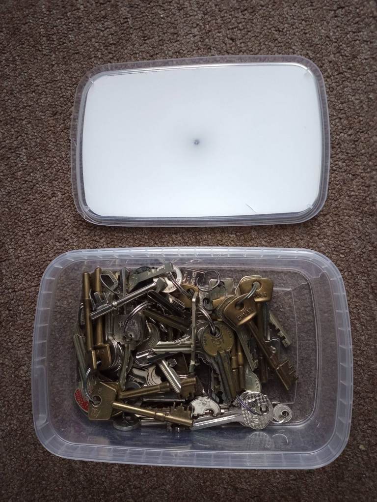 Large Bundle of Real Genuine Old Metal Keys in very good condition