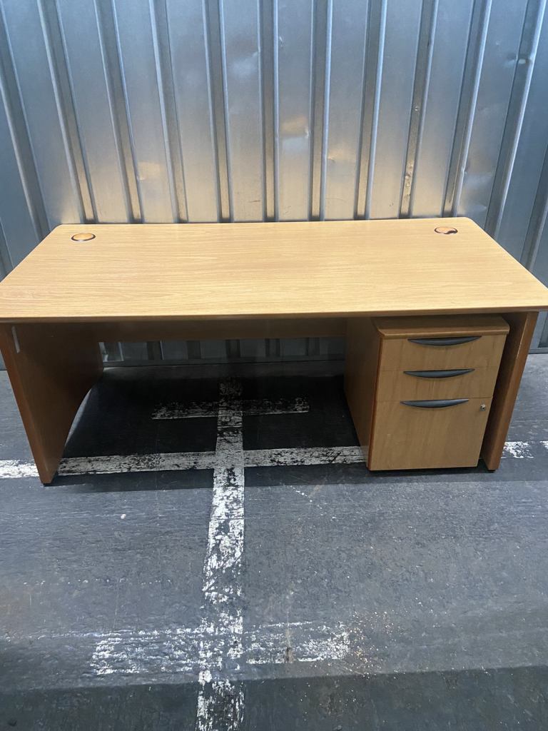 ✅ £60 Executive Desk & Pedestal 