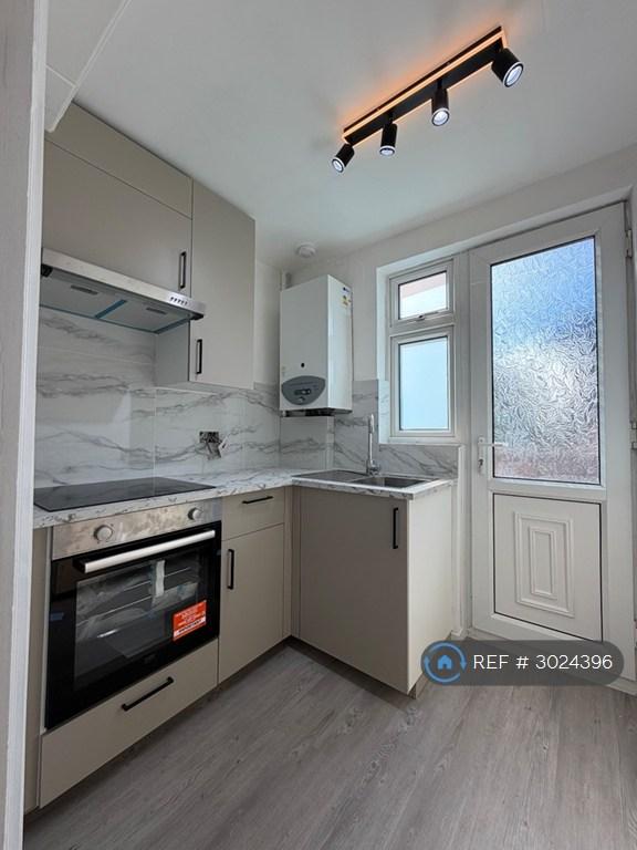2 bedroom flat in Marlborough House, London, N4 (2 bed) (#3024396)