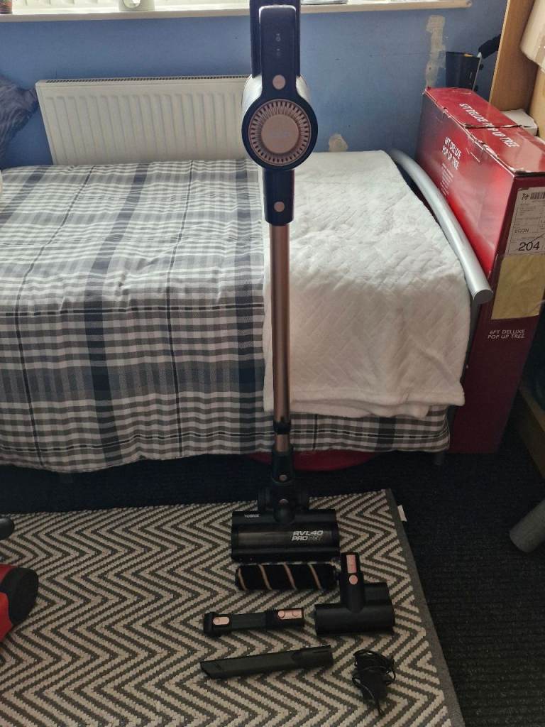 Tower rechargeable hoover