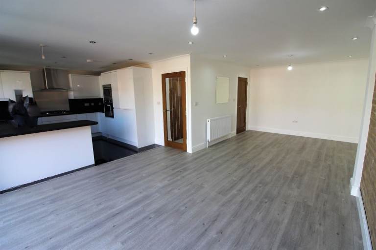 HMO Licensed 6 bedrooms House with 3 Toilets and 2 Bathrooms with out building and Driveway,Ilford