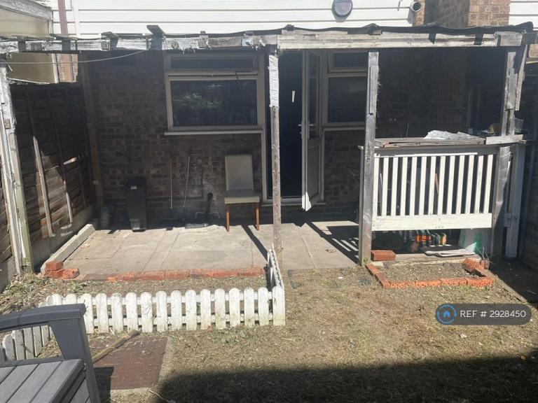 1 bedroom in Croombs Road, London, E16 (#2928450)