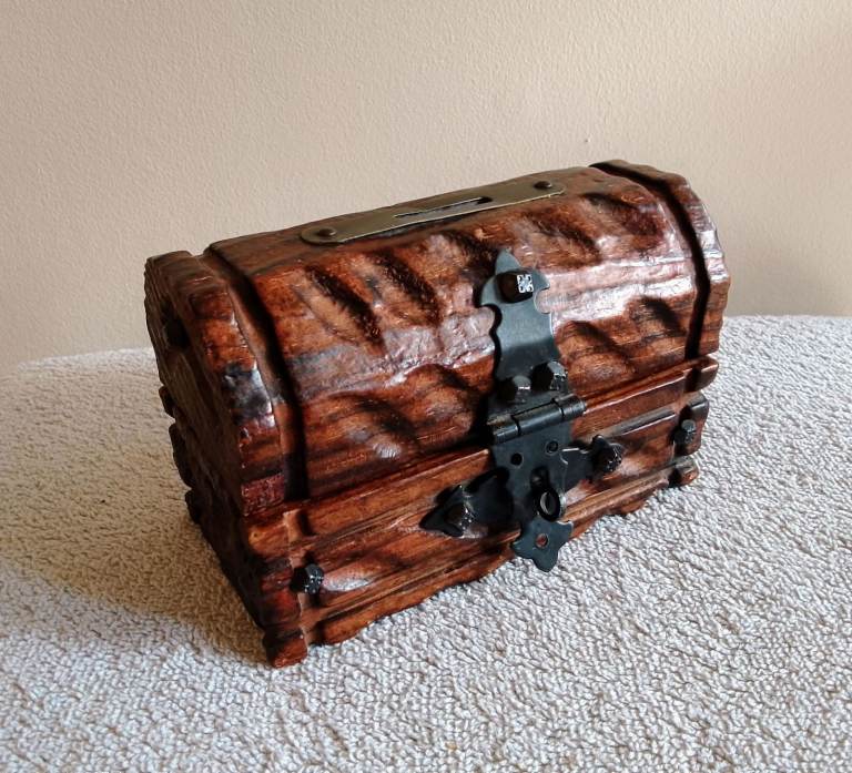 VINTAGE RUSTIC HAND-CARVED TRINKET OR MONEY BOX (SOLID WOOD, TREASURE CHEST-STYLE)