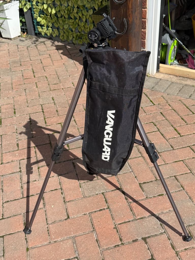 Vanguard Tripod with Bag – Good Condition