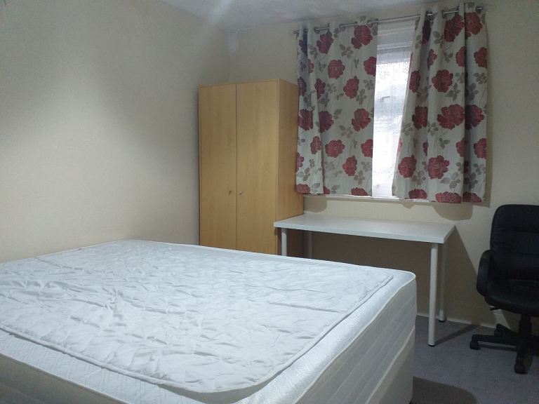 Furnished double room in shared property 