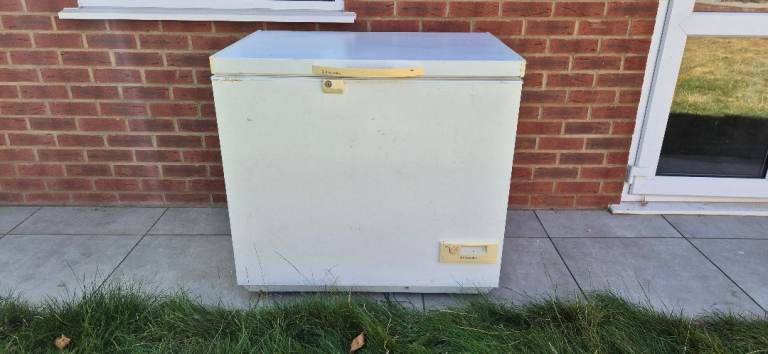 Electrolux ECN 2747 Chest Freezer - White, Good Condition