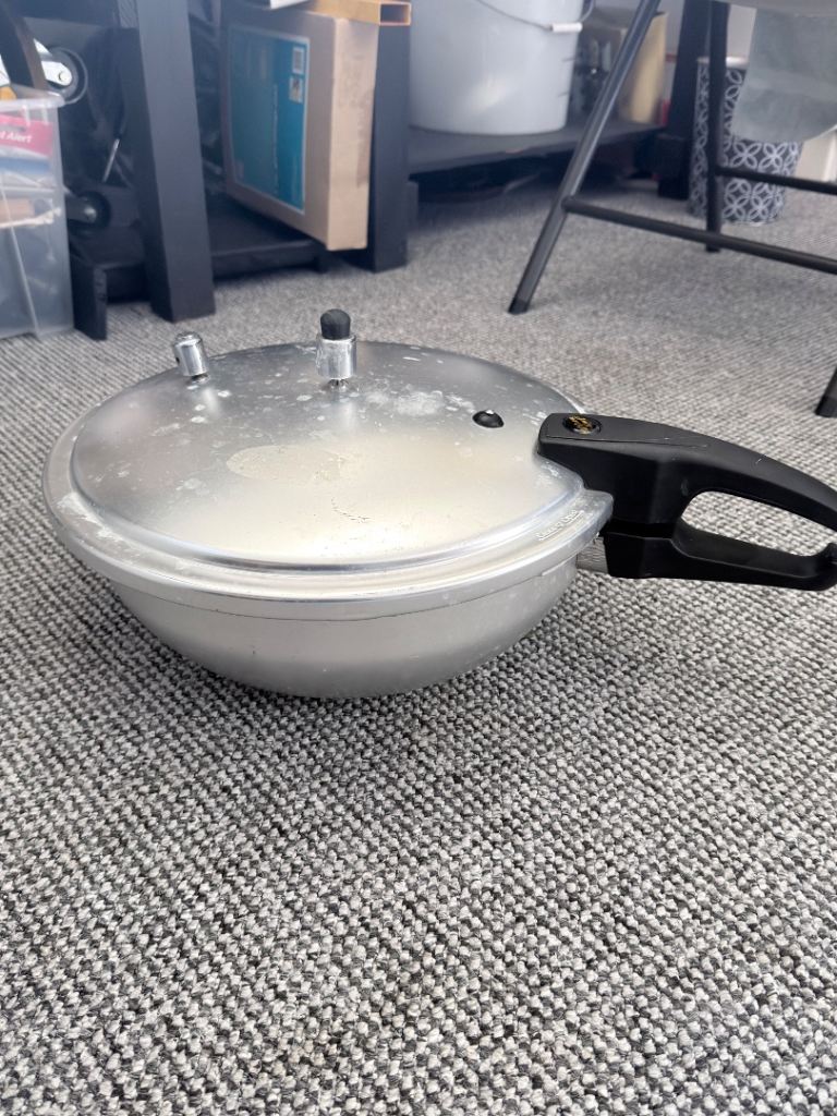 Wok style pressure cooker