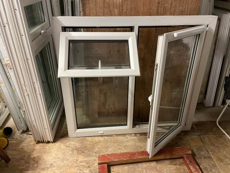 H 105.5 x W 119 cm - UPVC DOUBLE GLAZED WINDOW - CLEAR GLASS - GOOD CONDITION  (REF: MJ10)