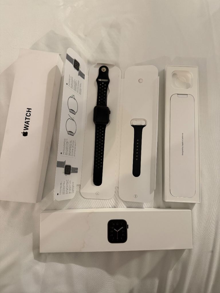 Apple se smart watch - 40mm - space grey - boxed with charger. 