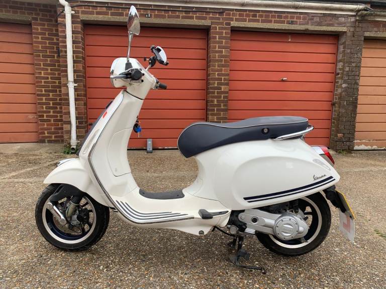 Beautiful Vespa Primavera 50 Yacht Club Special Edition