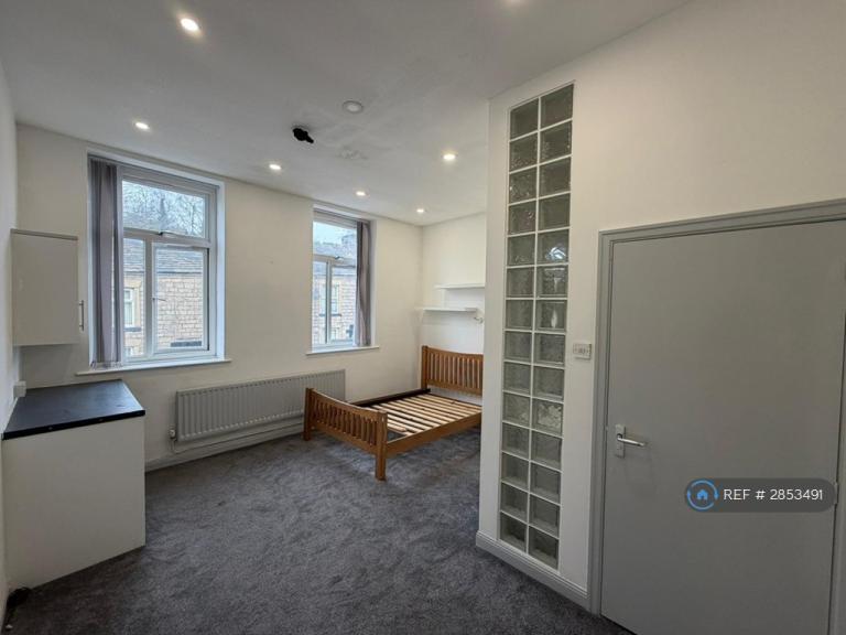 1 bedroom in Huddersfield Road, Austerlands, Oldham, OL4 (#2853491)