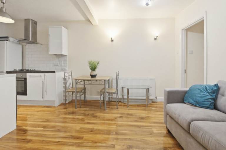 2 Bedroom Flat - Barking Road, E13 - Furnished