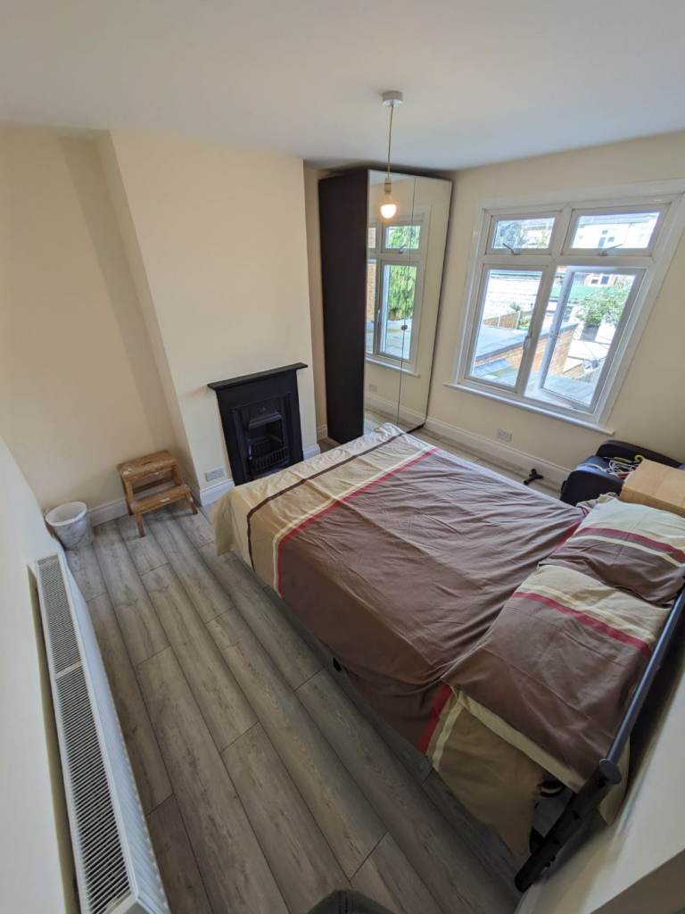 Double room with parking near Barking station