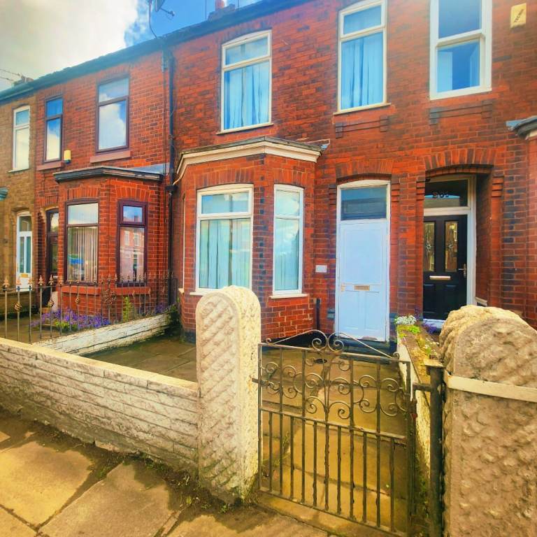 No agency Fees/ECCLES 3 Bed spacious House/Large Bathroom/Kitchen/ Garden & Ready to move today. 