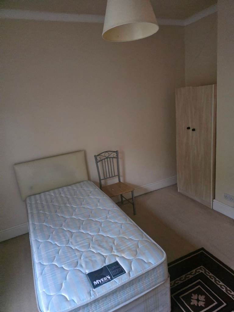 DOUBLE ROOM TO LET IN RUSHOLME