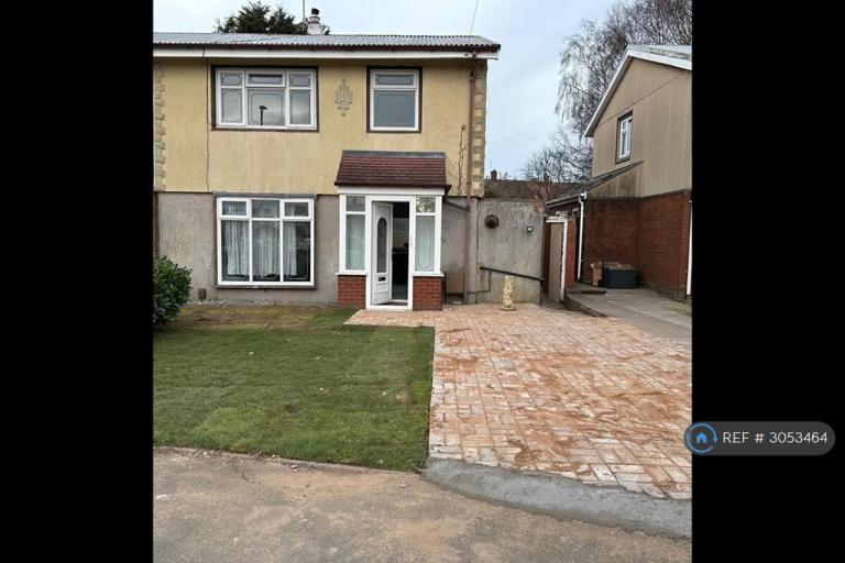 3 bedroom house in Carisbrooke Gardens, Wolverhampton, WV10 (3 bed) (#3053464)