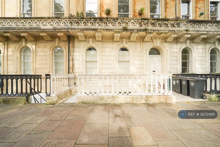 2 bedroom flat in Victoria Square, Bristol, BS8 (2 bed) (#3072495)