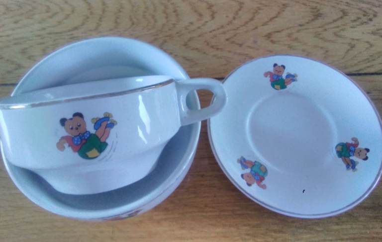 Child's crockery set