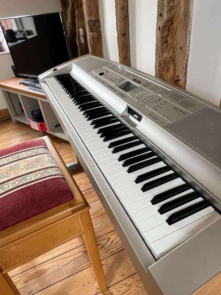 Yamaha Portable Grand DGX-500 Digital Piano – Excellent Condition