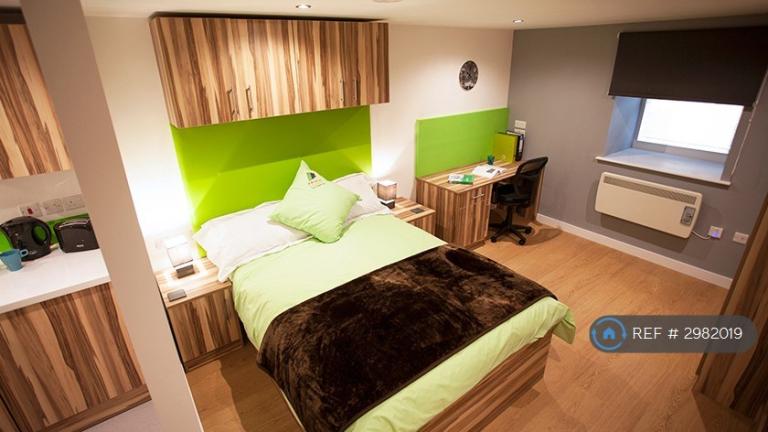 Studio flat in Kirkgate, Huddersfield, HD1 (#2982019)