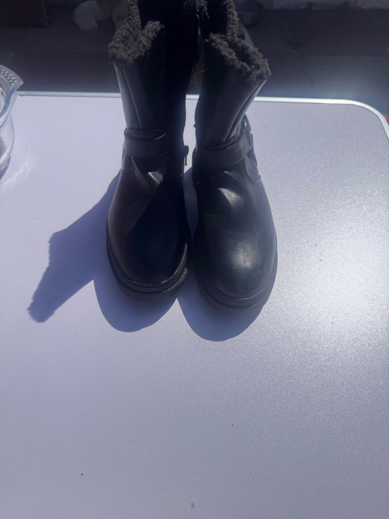Black Fur-Lined Boots – Good Condition