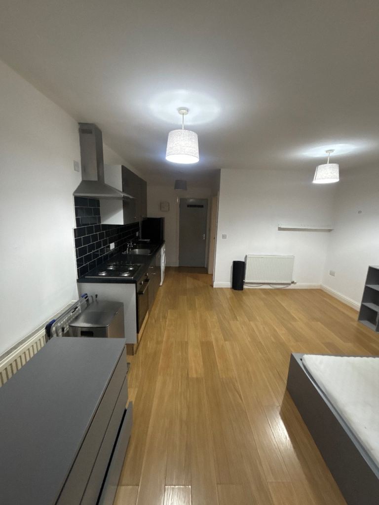 Studio flat available to rent immediately 
