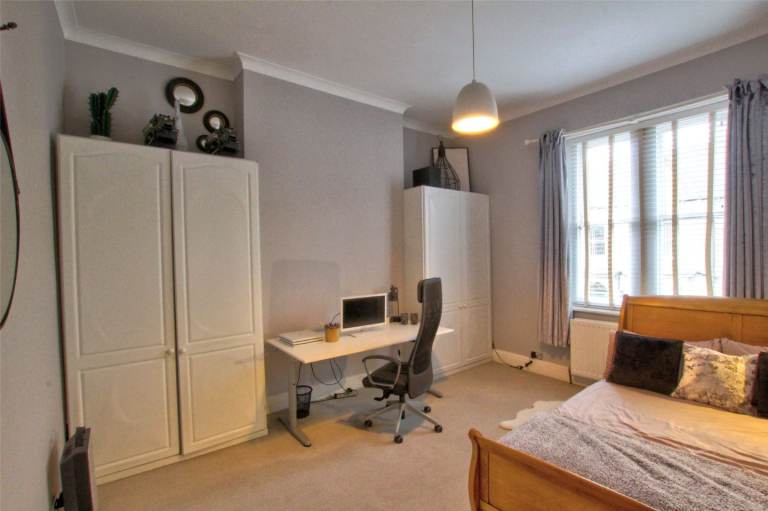  **  Spacious double bedroom for rent **