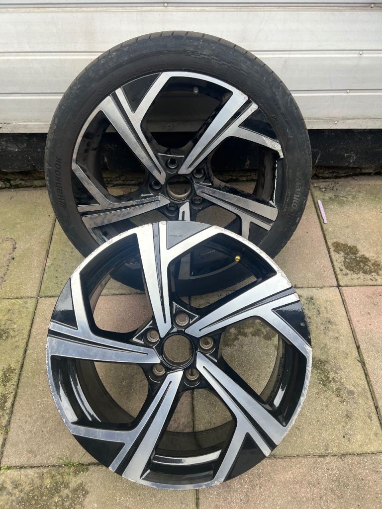 2x 18" Alloy Wheels with a Hankook Tyre