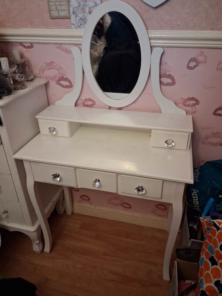 White Dressing Table with Mirror and Drawers – Good Condition