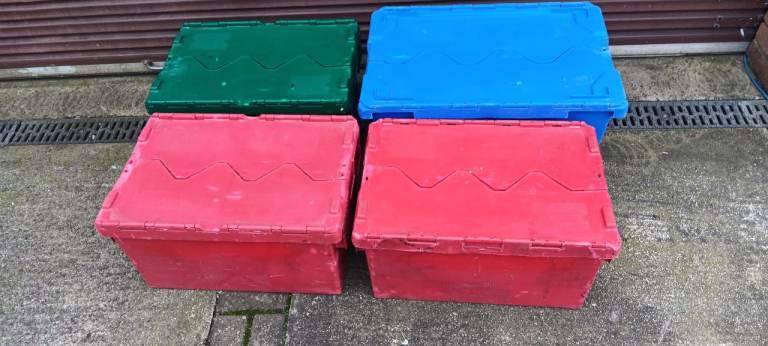 4 very strong stackable boxes 
