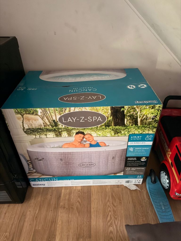 Lay-Z-Spa Cancun AirJet Hot Tub – Brand New