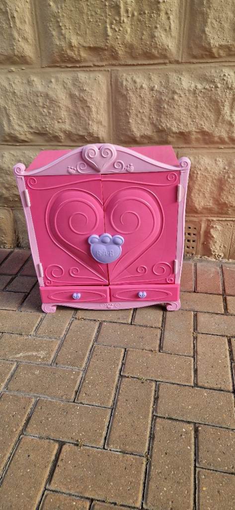  BUILD A BEAR WARDROBE. VERY GOOD CONDITION.
