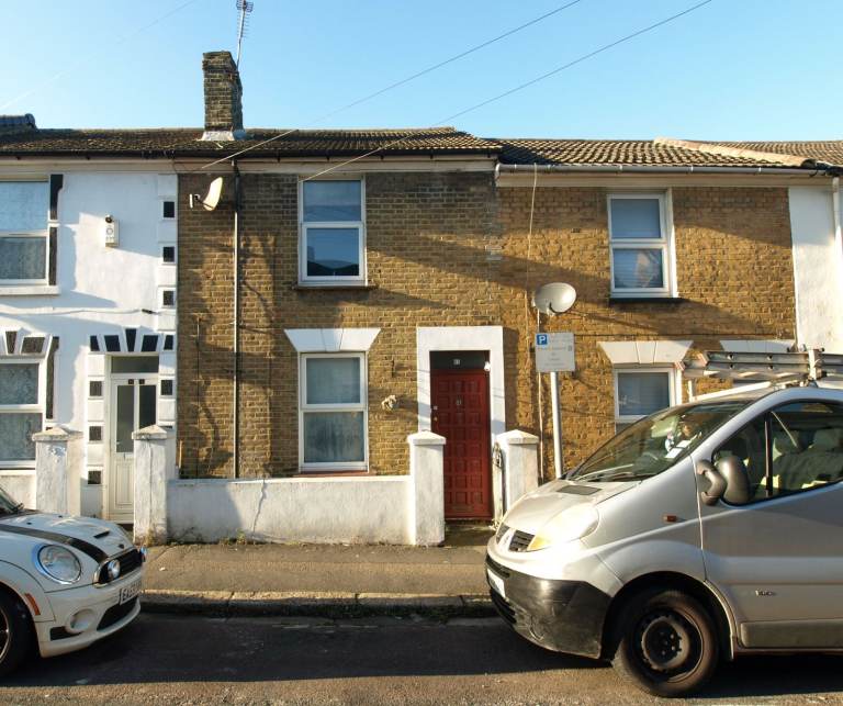3 bed terraced house to rent in Gillingham