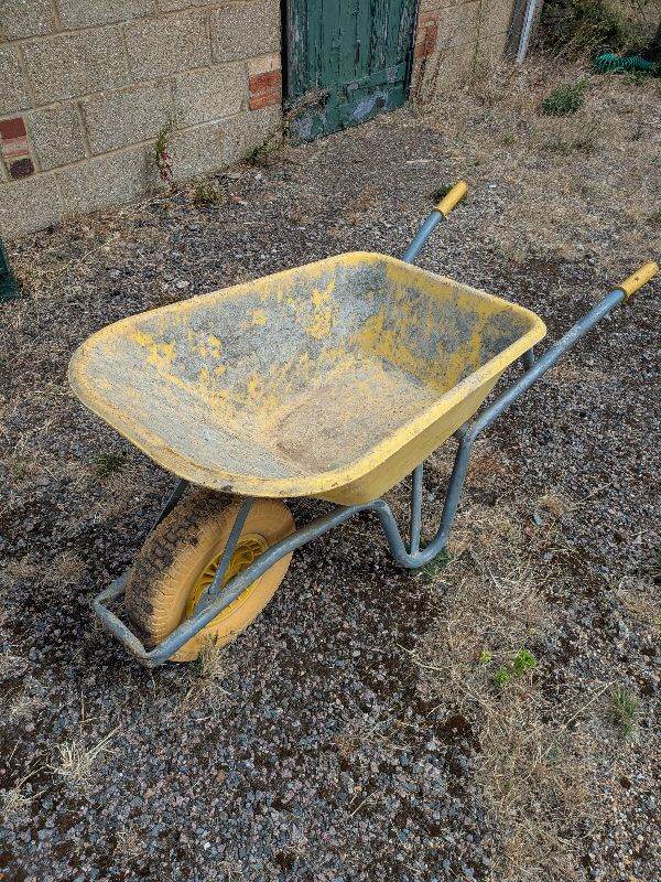 Heavy duty wheelbarrow 