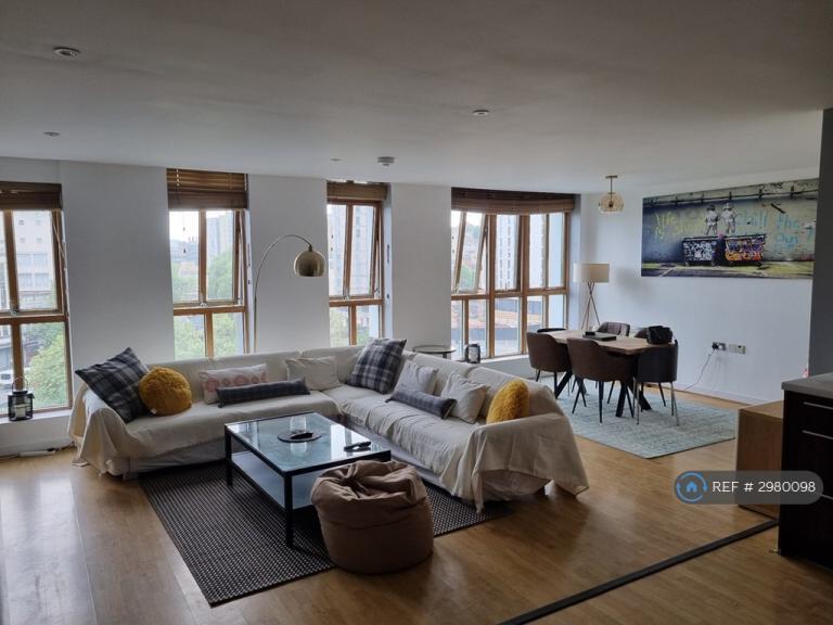 2 bedroom flat in St James Barton, Bristol, BS1 (2 bed) (#2980098)