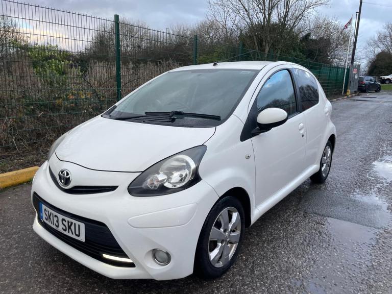TOYOTA AYGO 1.0 VVT-I FIRE 13 REG WHITE 5 DOOR 11 MONTHS MOT TAX £20 YEAR LOW INSURANCE 60+MPG