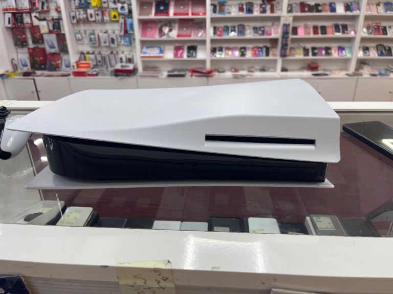 PS 5 with 1 TB capacity along the disc feature