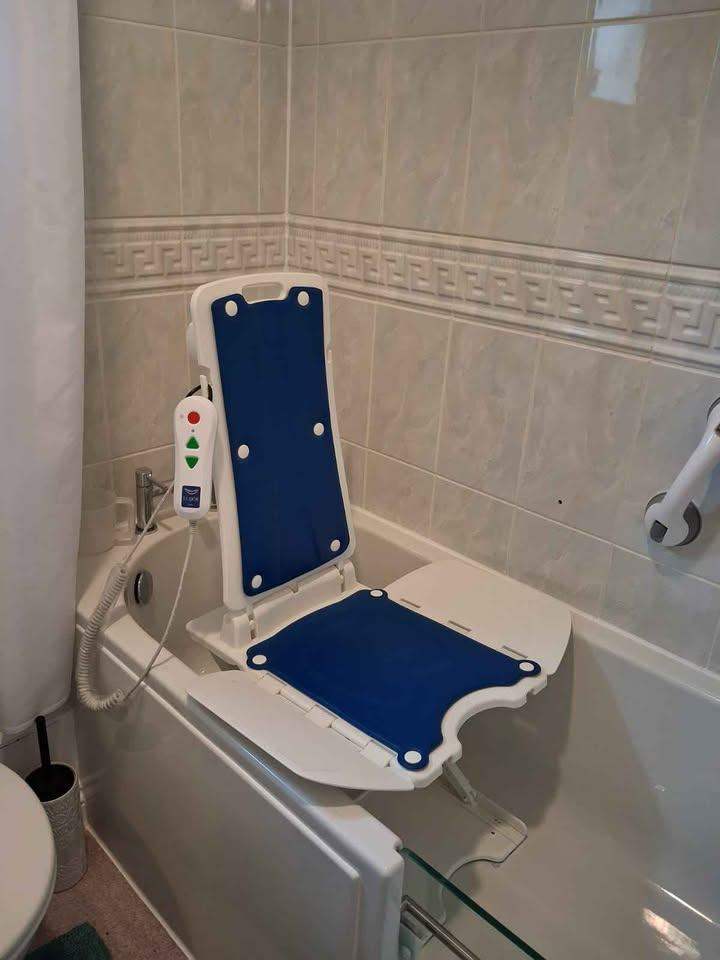 Elixir Pro Reclining Bath Seat As New with Remote/Manual/Charger AS NEW