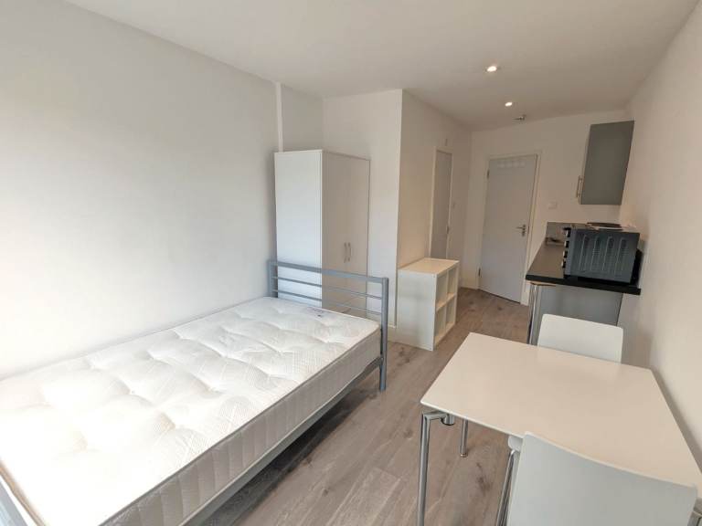 *INC ALL BILLS* Recently refurbished studio flat to rent with roof terrace