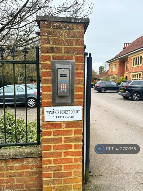 3 bedroom flat in Windsor Forest Court, Ascot, SL5 (3 bed) (#2710358)