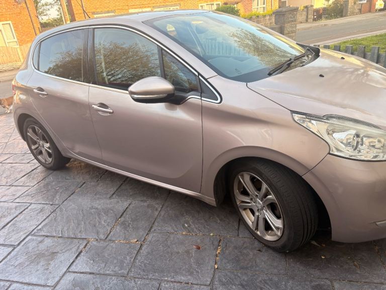 Peugeot, 208, Hatchback, 2014, Manual, 1560 (cc), 5 doors