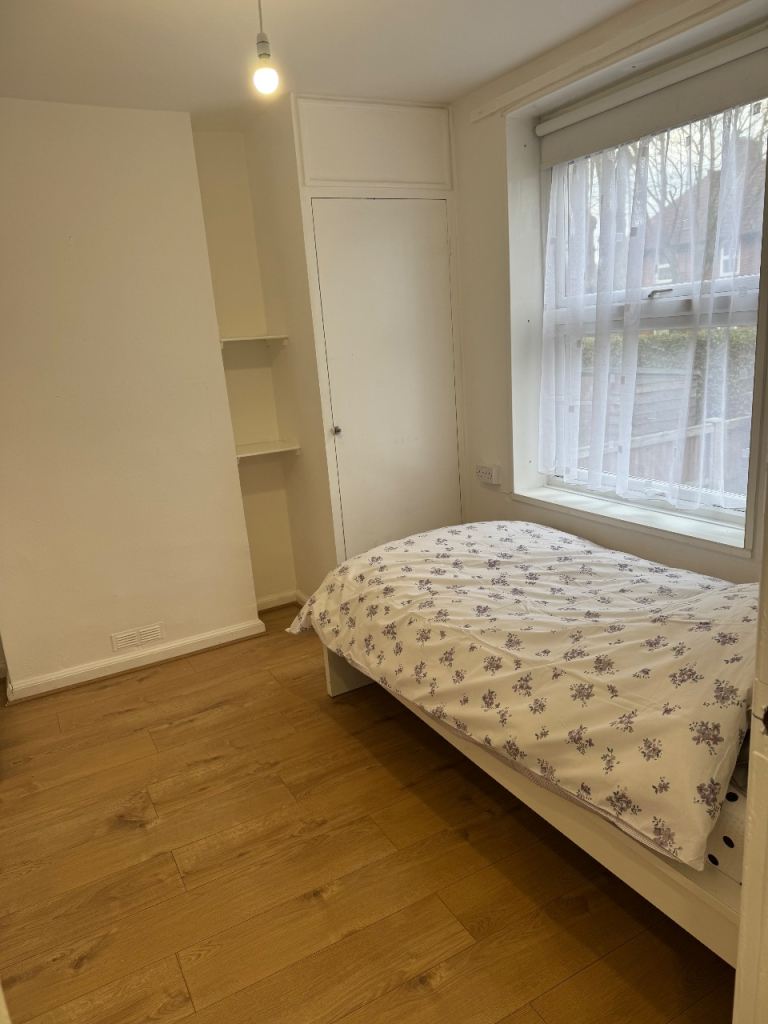 Room Available SM5 Carshalton Sutton