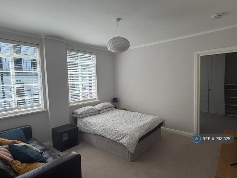 1 bedroom flat in Hatherley Grove, London, W2 (1 bed) (#2931325)
